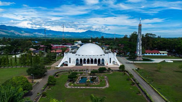 Masjid Agung Almunawwarah adalah Masjid Kabupaten Aceh Besar.