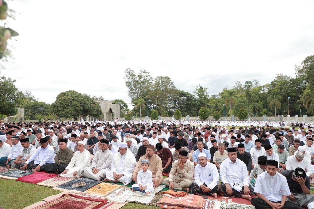 Suasana shalat ied di halaman Masjid Agung Almunawwarah Kota Jantho